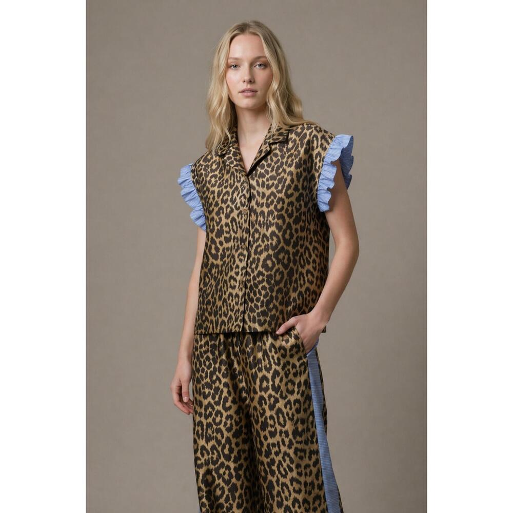 NEW SEE AND BE SEEN leopard blouse in brown